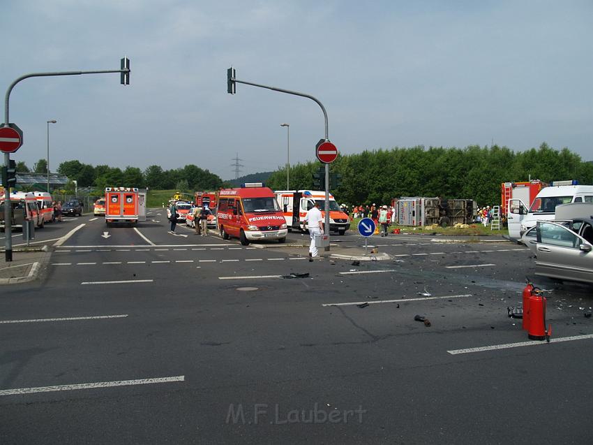 Schwerer Unfall mit Reisebus Lohmar Donrather Dreieck P030.JPG
